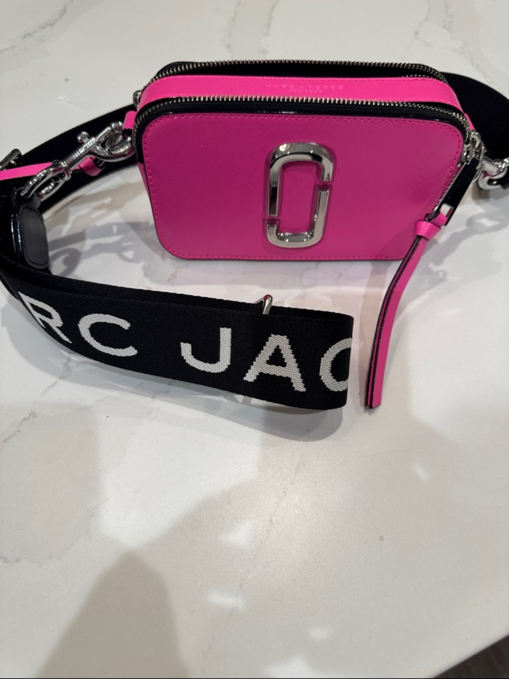 Marc Jacobs Snapshot crossbody
Hot pink/black strap